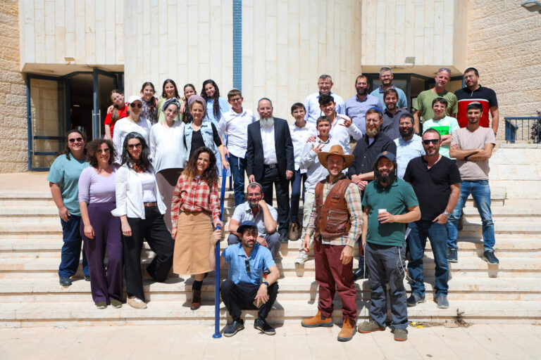 צוות יוצרי ושחקני הסדרה - רצים למשנה