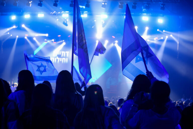 דגלי ישראל על רקע הופעה של התקווה 6 בכנס יד ביד