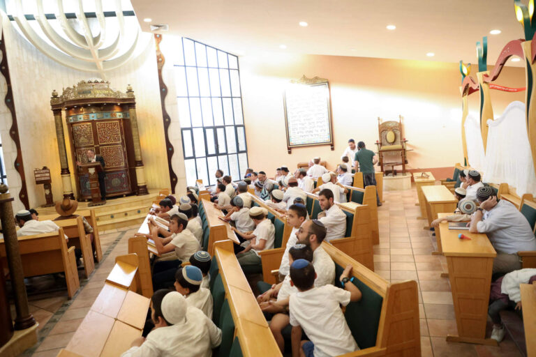 שוט מתוך צילומי הסדרה - 'רצים למשנה'