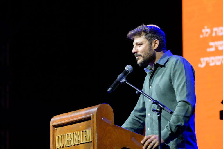 נואם בכנס אדרבה