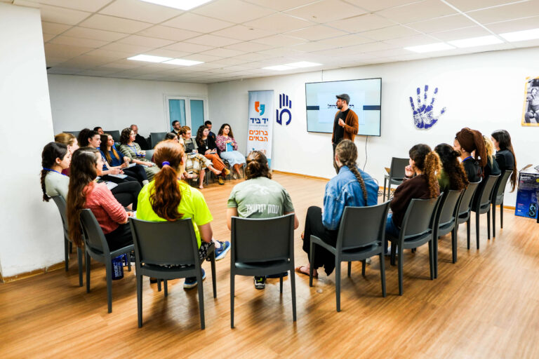 קבוצת צעירות במעגל שיח במסגרת כנס יד ביד