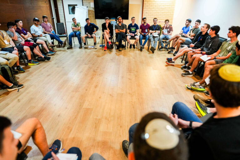 קבוצת צעירים במעגל שיח במסגרת כנס יד ביד