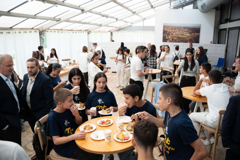 קבוצת נערים ונערות בפעולה במסגרת פרויקט להיות ייעודי