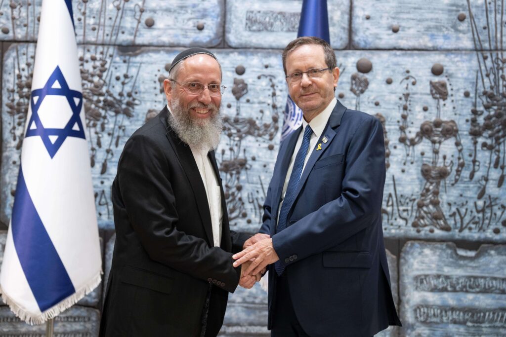 הרב רימון לוחץ את ידו של נשיא המדינה בוז'י הרצוג