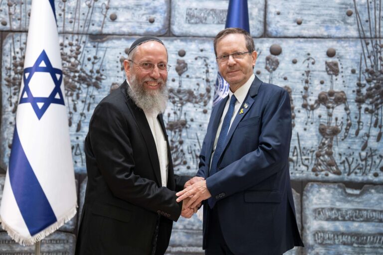 הרב רימון לוחץ את ידו של נשיא המדינה בוז'י הרצוג