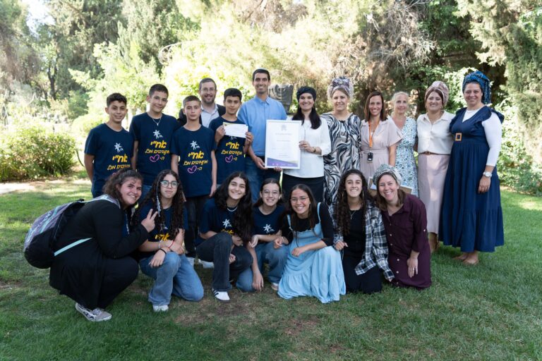 נערים בפעילות בקבלת אות הערכה בפרויקט להיות ייעודי