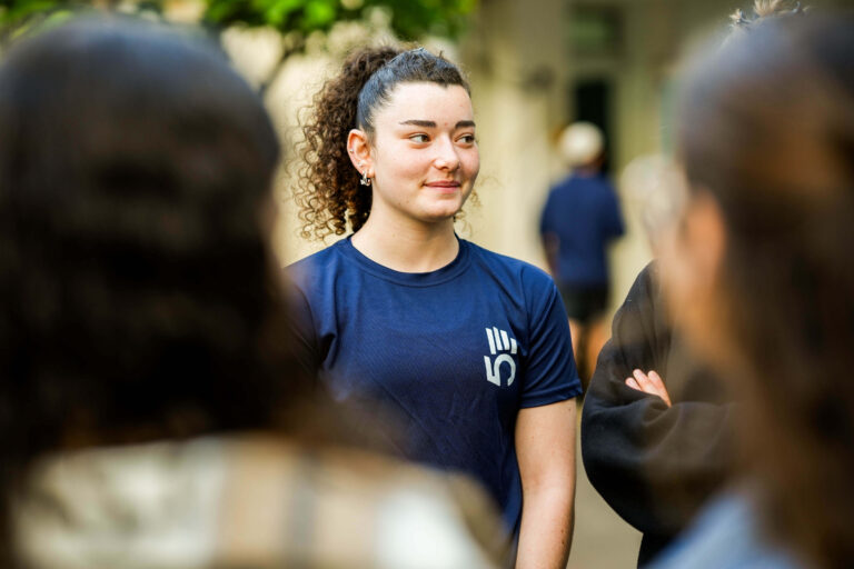 צעירות בשיח במסגרת כנס יד ביד