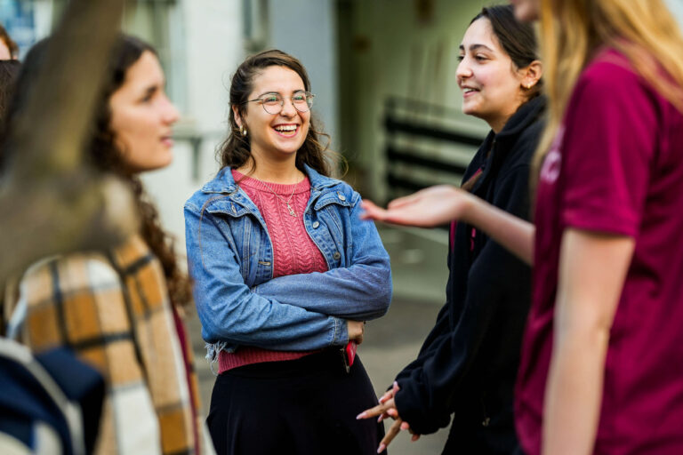 צעירות בשיח במסגרת כנס יד ביד