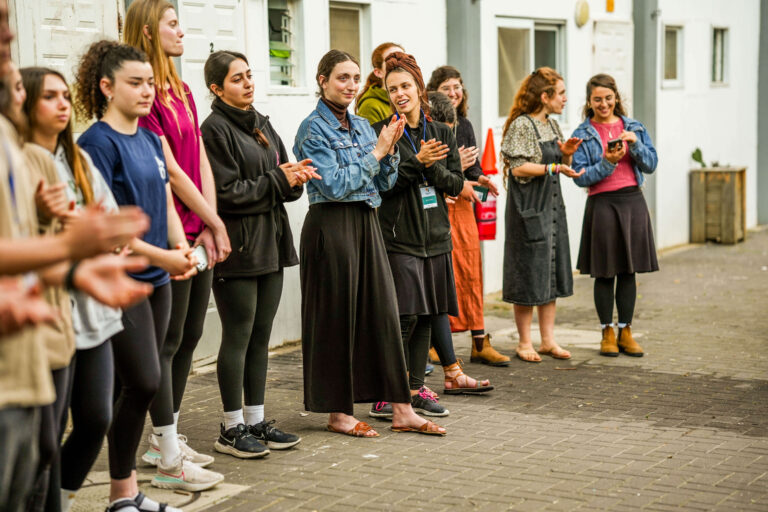 קבוצת צעירים בפעילות כחלק מכנס יד ביד