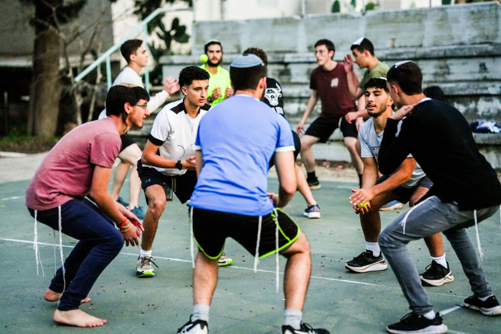 קבוצת צעירים במשחק כדור - במסגרת פרויקט יד ביד