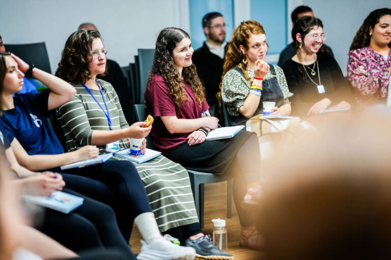 צעירות בפעילות קבוצתית במסגרת כנס יד ביד