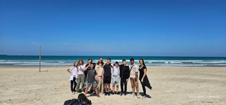 נערים מ'הצופים' על רקע חוף הים במסגרת פרויקט להיות ייעודי