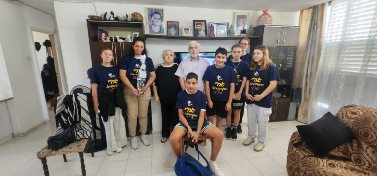 נערים וצוות בית ספר בביקור אצל משפחות שכולות