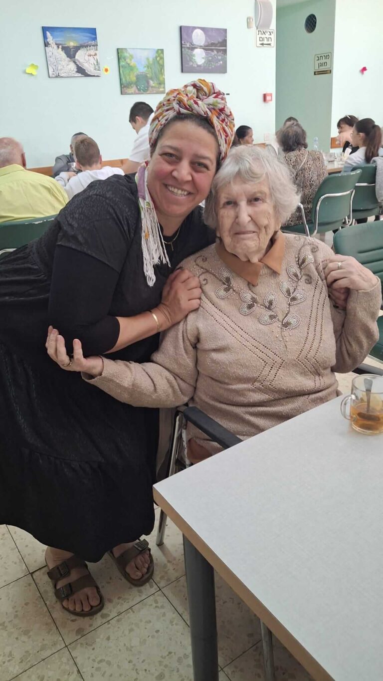 צעירה וקשישה בתמונה משותפת במסגרת פעילות להיות ייעודי
