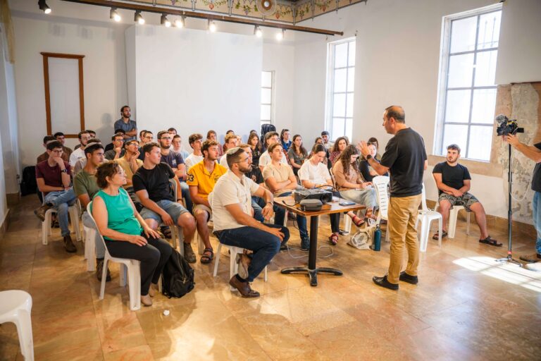 קבוצת צעירים בהרצאה כחלק מכנס יד ביד