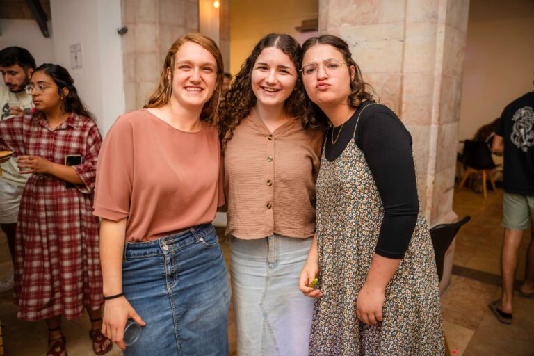 קבוצת צעירים בפעילות כחלק מכנס יד ביד