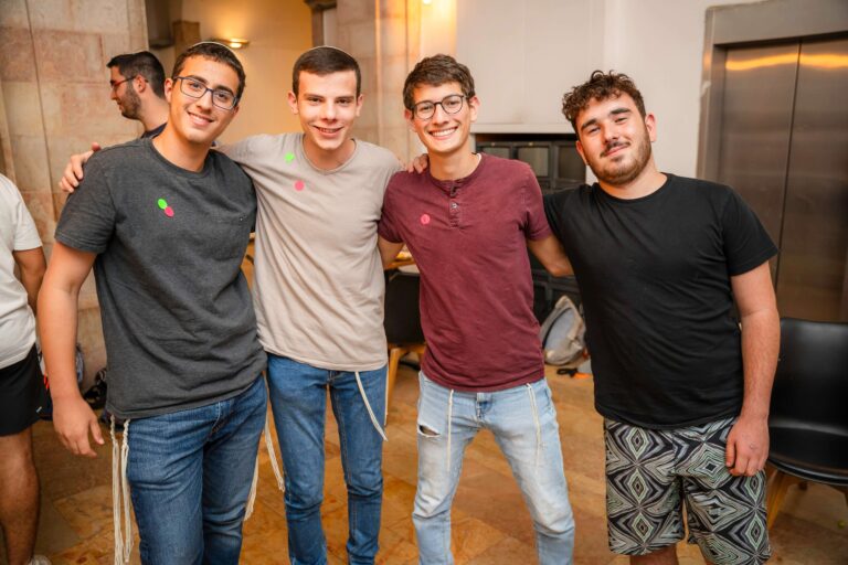 קבוצת צעירים בפעילות כחלק מכנס יד ביד