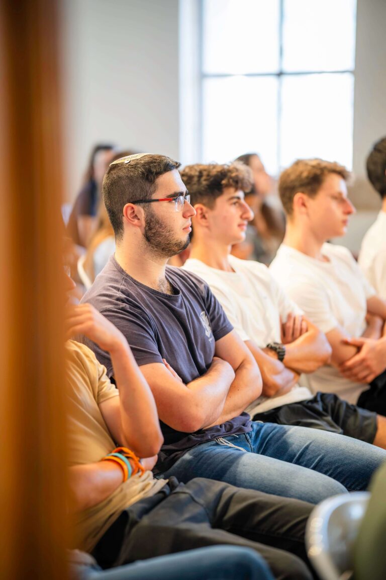 קבוצת צעירים בפעילות כחלק מכנס יד ביד