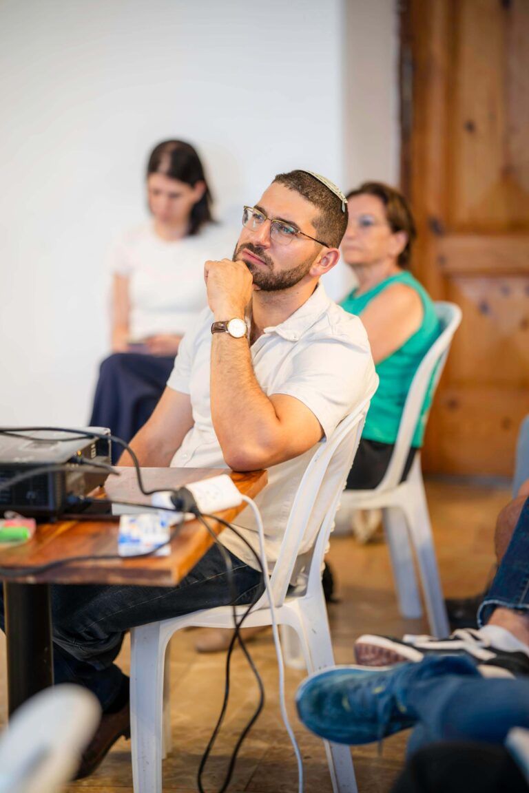 קבוצת צעירים בפעילות כחלק מכנס יד ביד