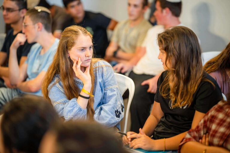 קבוצת צעירים בפעילות כחלק מכנס יד ביד