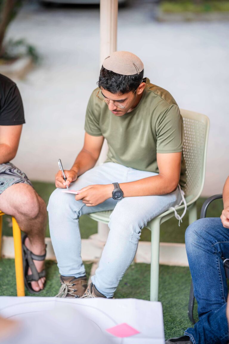 קבוצת צעירים בפעילות כחלק מכנס יד ביד