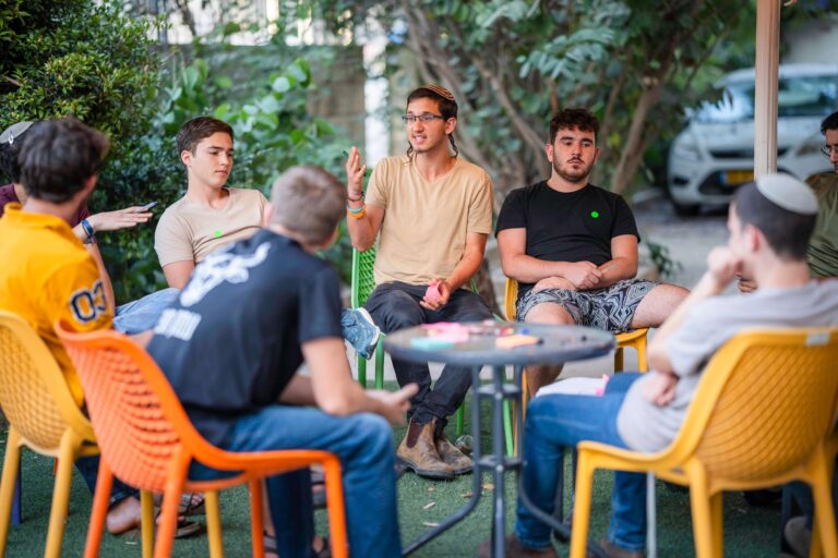 קבוצת צעירים בפעילות כחלק מכנס יד ביד