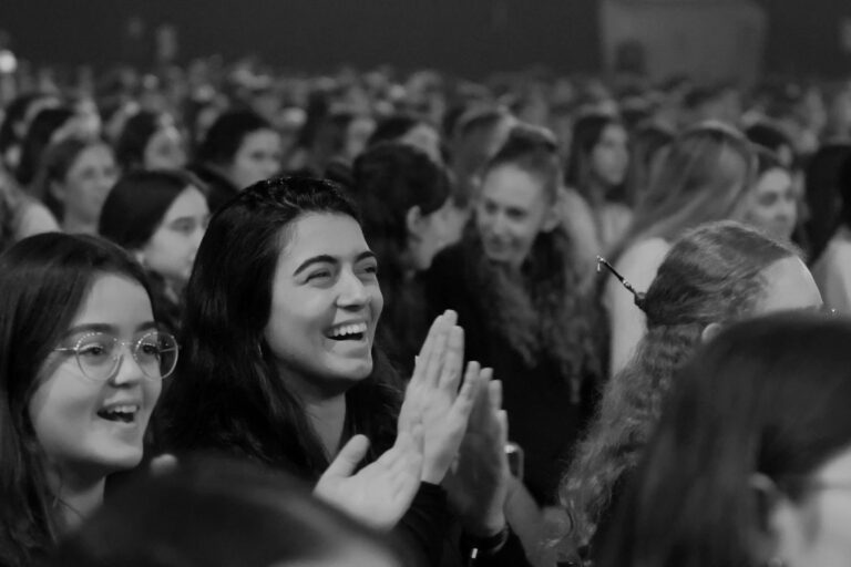 צעירות בהופעה בכנס יד ביד לנוער