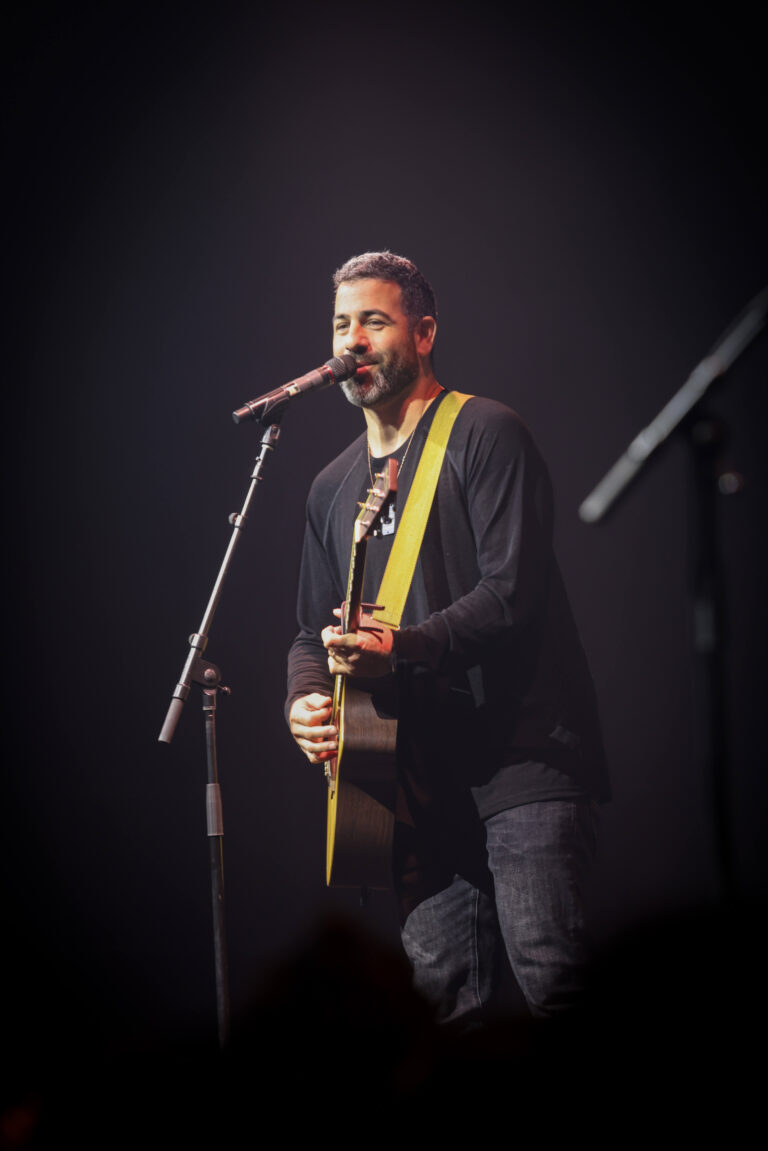 הופעה של התקווה 6 בכנס אדרבה- סולן הלהקה