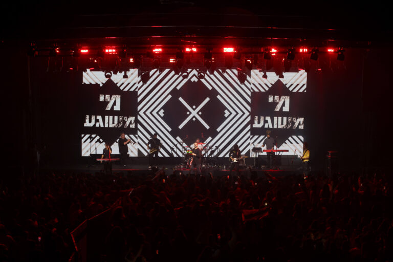 הופעה של התקווה 6 בכנס אדרבה- תמונת במה