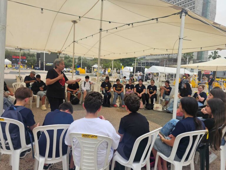 קבוצת נערים ונערות בפעולה במסגרת פרויקט להיות ייעודי