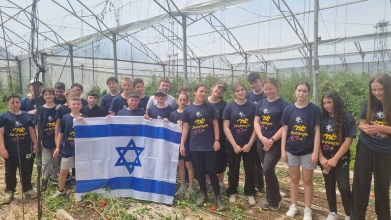 קבוצת נערים ונערות בפעילות חקלאית במסגרת פרויקט להיות ייעודי