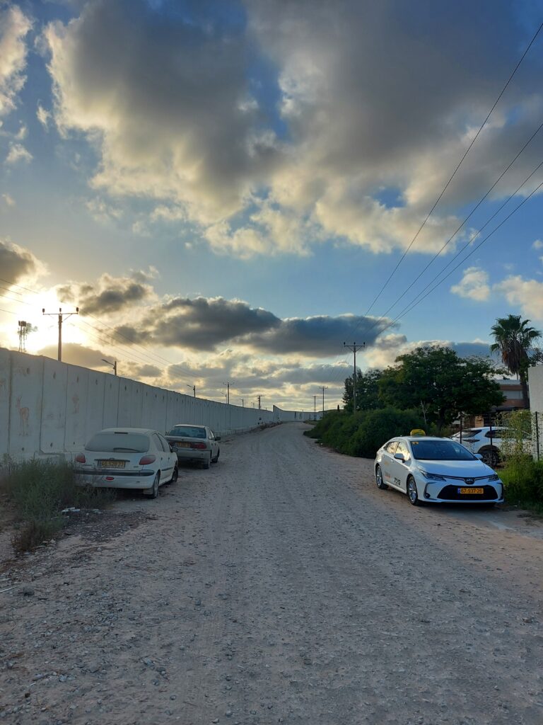 כביש עפר בקיבוץ כרם שלום