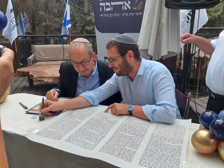 2 אנשים כותבים אותיות בספר תורה