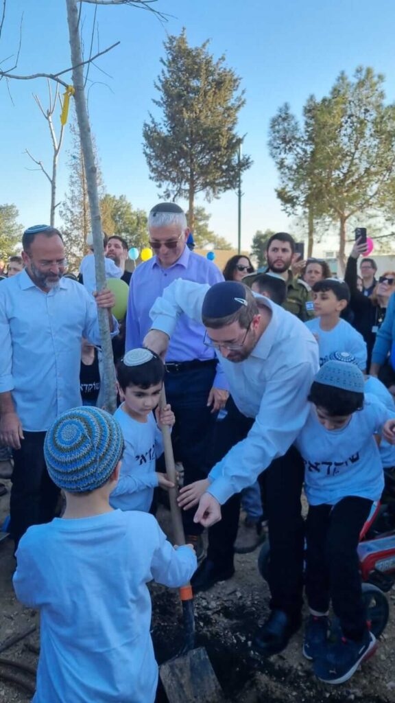 נטיעת עץ במסגרת פרויקט עטופים