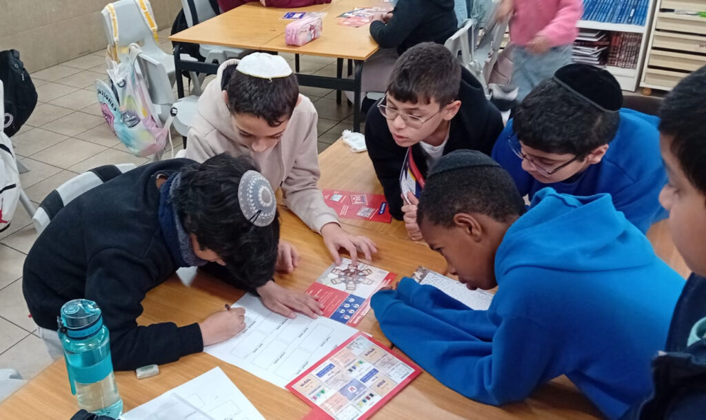ילדים בפעילות כיתתית במסגרת פרויקט מחוברים