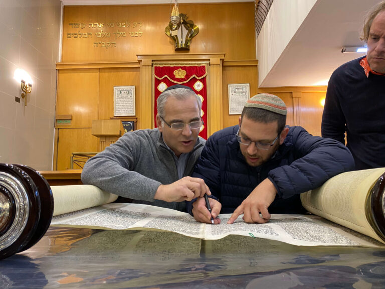2 אנשים כותבים אותיות בספר תורה