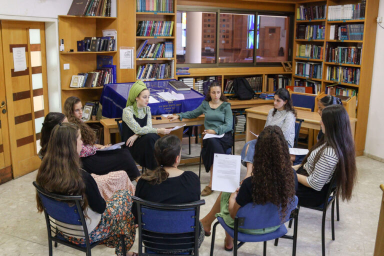 מפגש לימוד צעירות במסגרת פרויקט 'טנא'