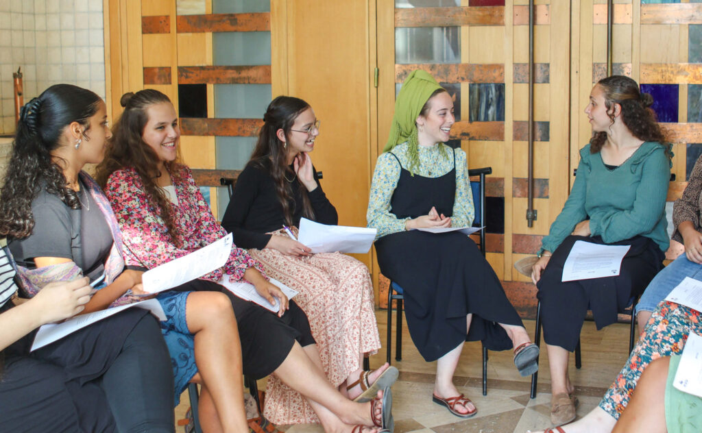 מפגש לימוד צעירות במסגרת פרויקט טנא