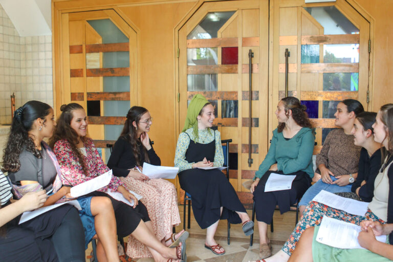 מפגש לימוד צעירות בפרויקט טנא