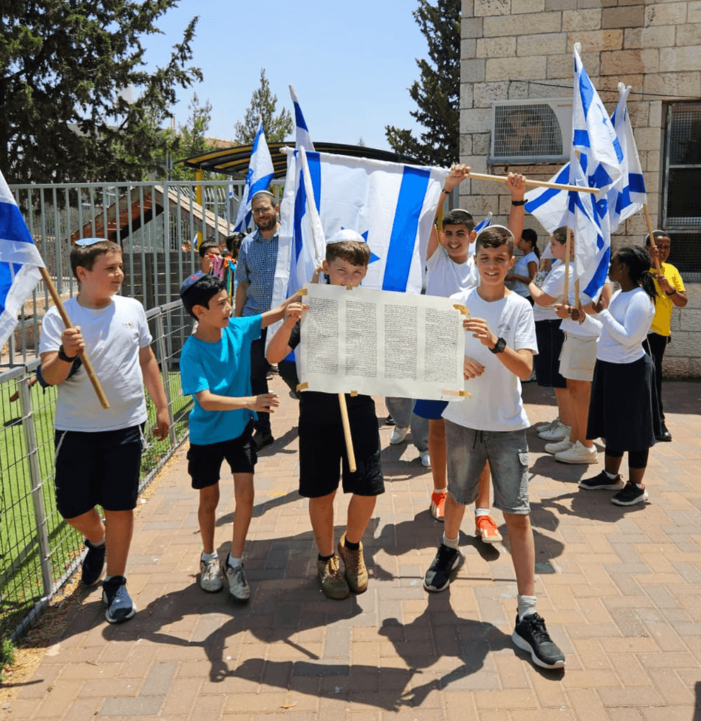 קבוצת ילדים עם דגלים - במסגרת פעילות אותיות של אהבה