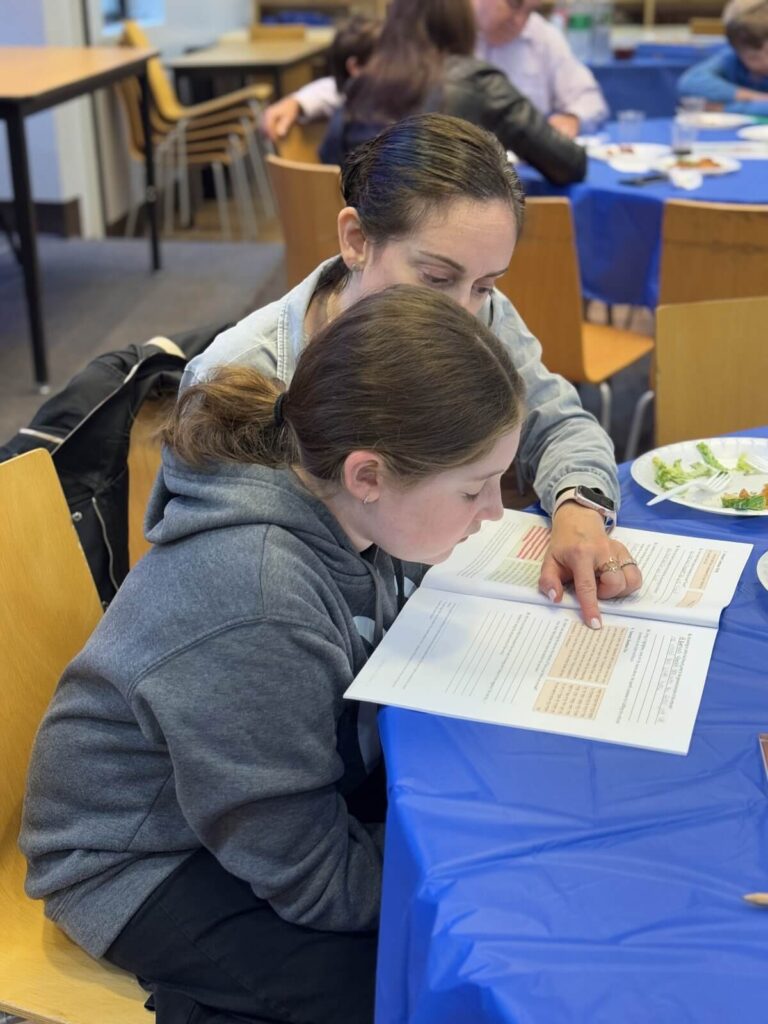 בנות לומדות במסגרת פעילות בפרויקט סנטרו קהילה