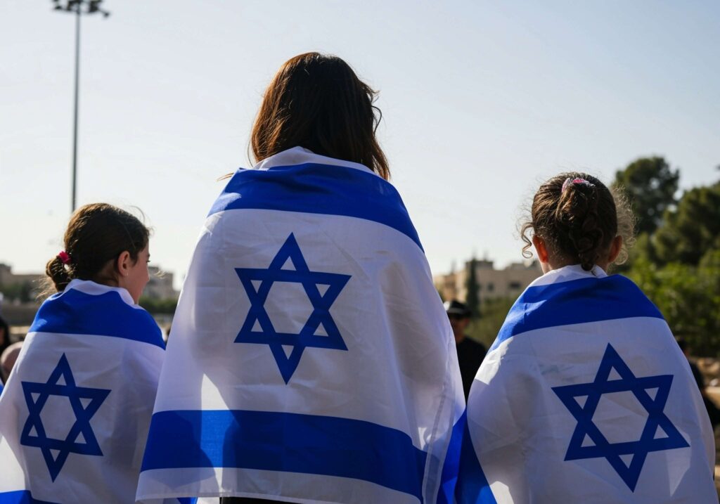 שלוש בנות עטופות בדגל ישראל