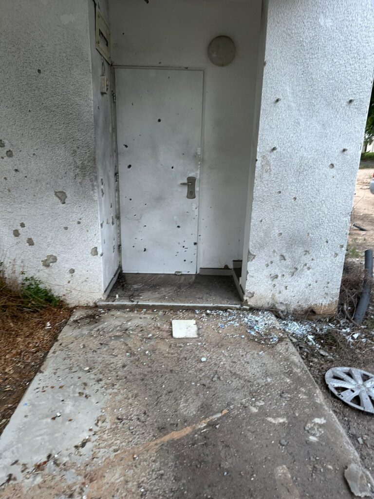 תמונת כניסה לבית משפחת שינדלר בכרם שלום שניזוק ב7.10