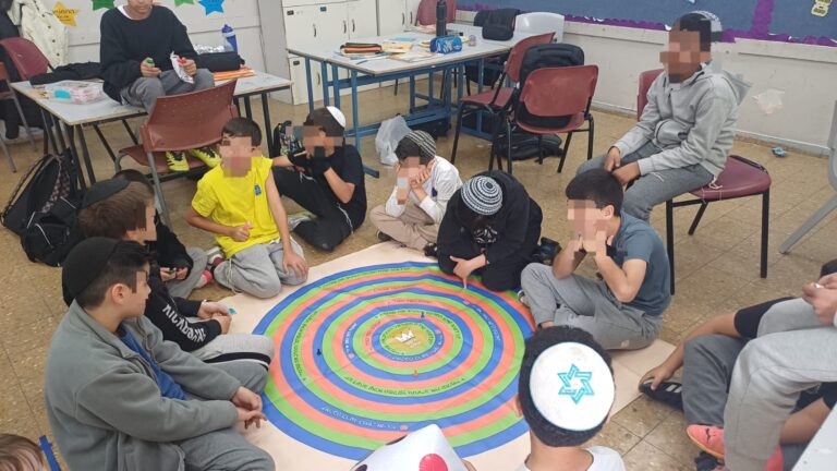 ילדים בפעילות במסגרת תוכנית מחוברים